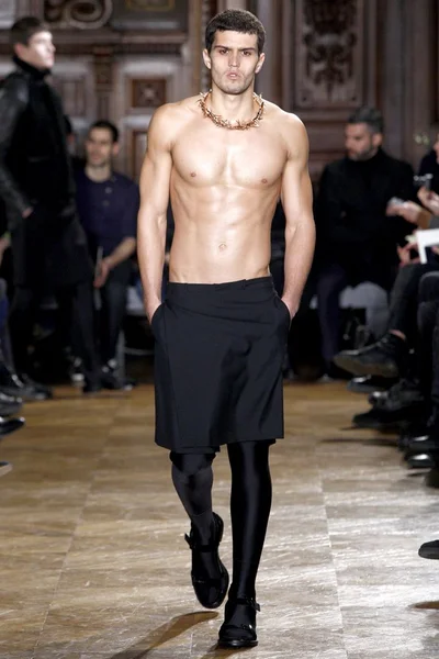 Look 25